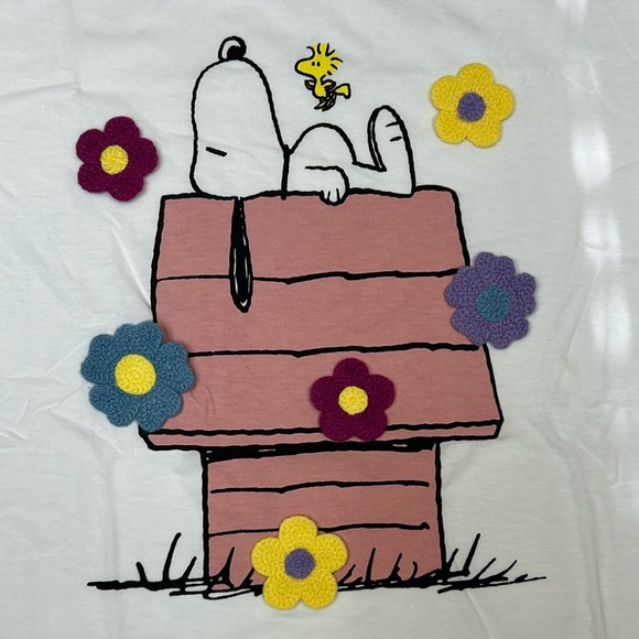 Comfy and cute Snoopy with crochet flowers top NWT! Size M - Picture 5 of 14
